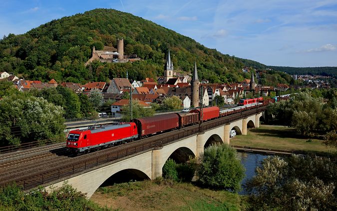 Einzelwagenzug fährt über eine Brücke