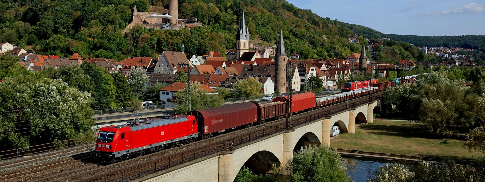 Einzelwagenzug fährt über eine Brücke
