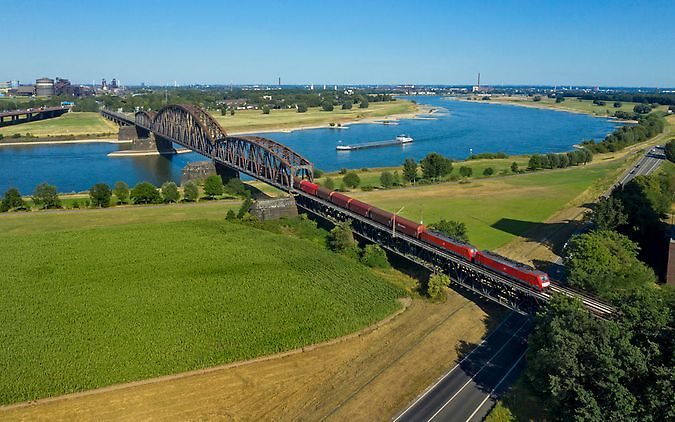 DB Cargo Güterzug fährt über den Rhein bei Duisburg-Beeck